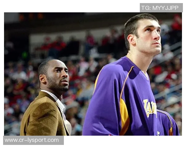 湖人传奇球员武贾西奇格林霍里携手为洛杉矶社区送温暖火鸡